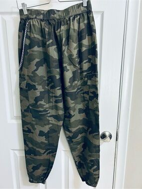 Women’s  Camouflage Cargo Jogger Pants - Olive Camo